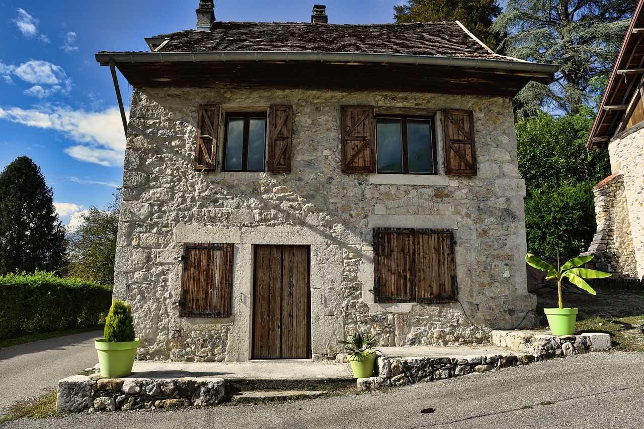 Maison francaise en pierre, toiture et assurance habitation