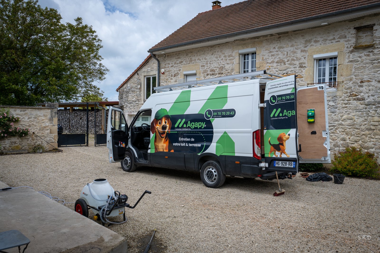 Camion AGAPY arrivant sur le chantier d'entretien de toiture