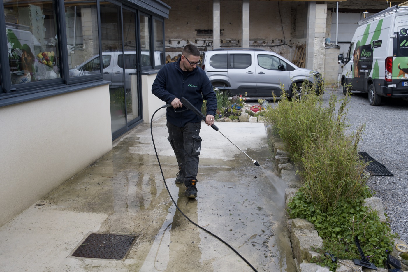 Nettoyage d'une allée et terrasse en action