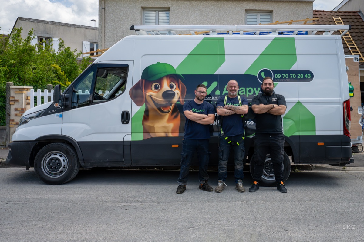 Equipe AGAPY intervenant sur des gouttieres