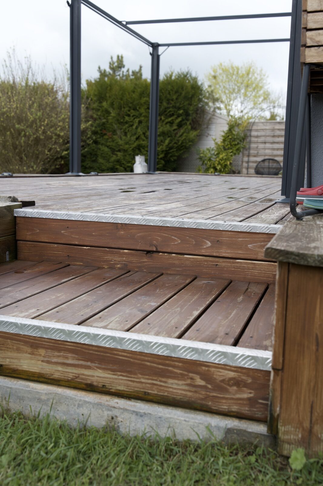 Terrasse en bois avec marches avant entretien